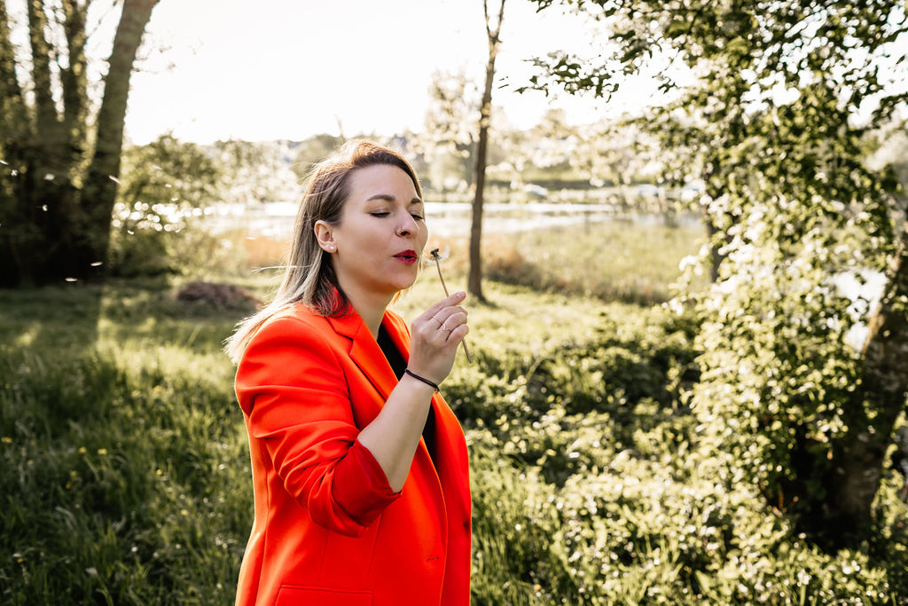 High Level Mentorin und LEAD-Gründerin Katrin Verena Hentschel pustet eine Pusteblume
